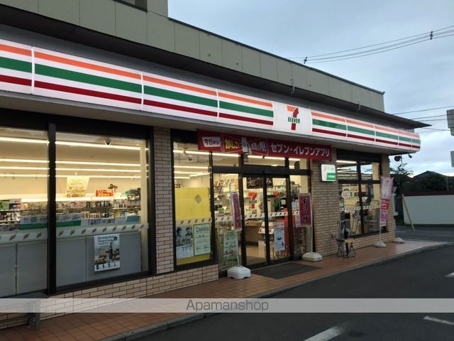 コンビニ　セブンイレブン（コンビニ）まで985m