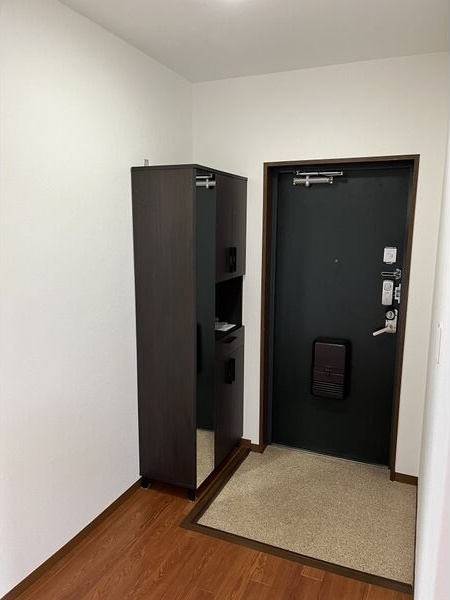 玄関　※写真は同じマンションの違う部屋のものになります。反転タイプ