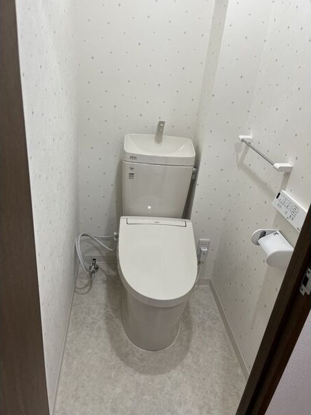トイレ　※写真は同じマンションの違う部屋のものになります。反転タイプ
