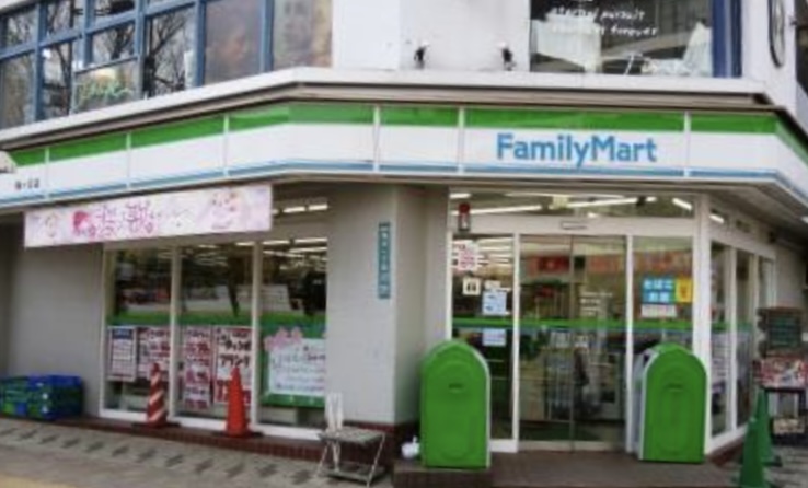 コンビニ　ファミリーマート 梅ヶ丘駅前店（コンビニ）まで680m