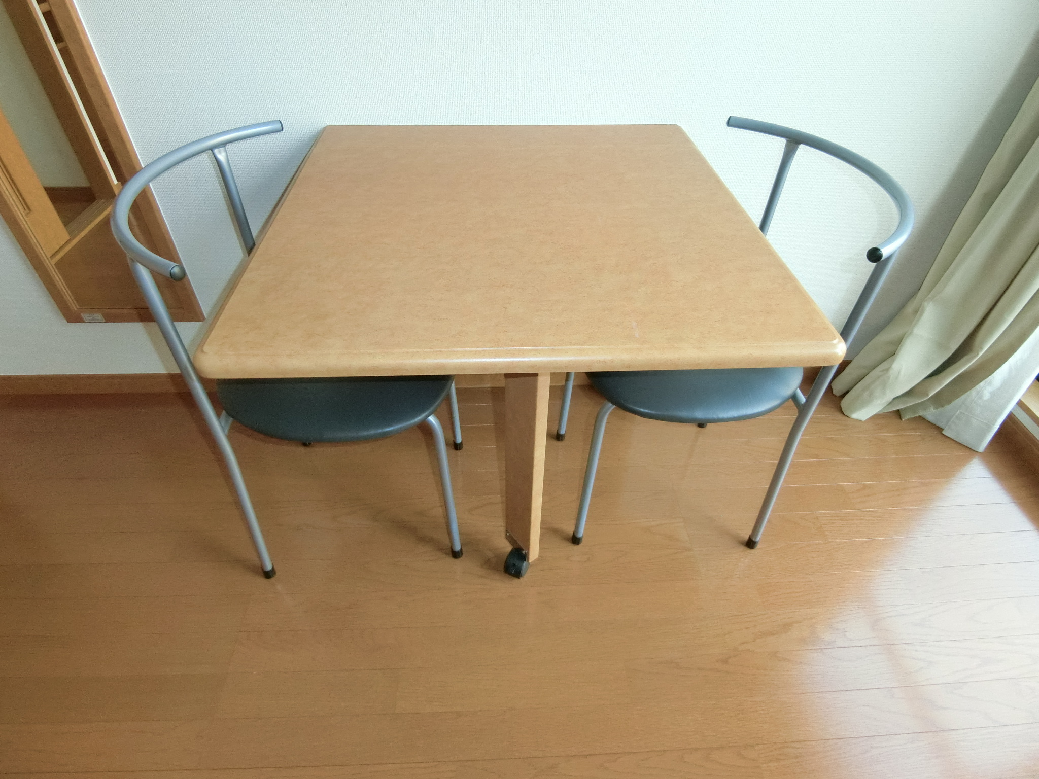 その他設備　折り畳み式机とイス２脚です☆
