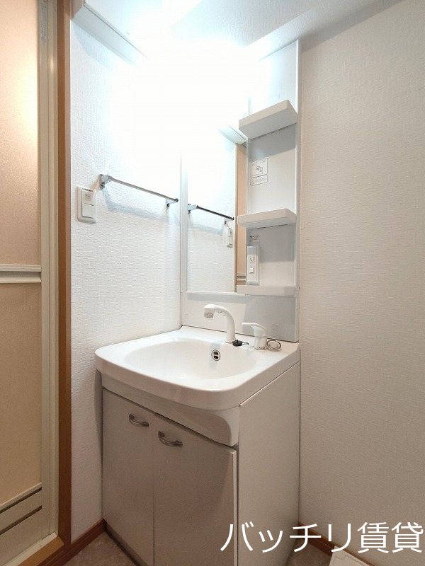 洗面設備　画像は別号室の為、現況優先