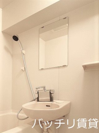 洗面設備　画像は別号室イメージの為、現況を優先いたします。