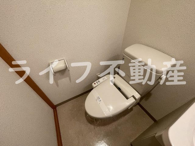 トイレ　落ち着いた色調のトイレです