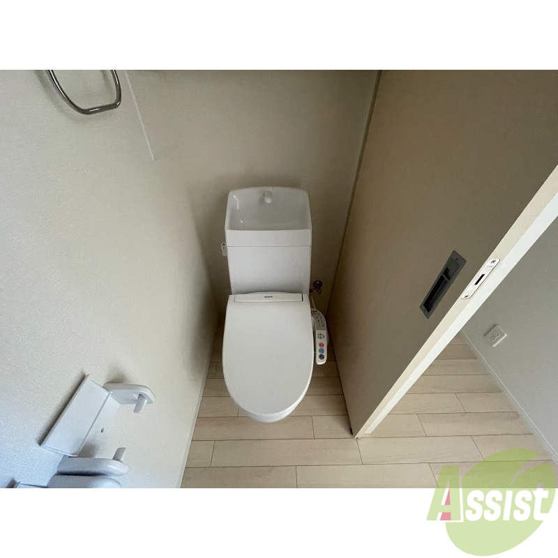 トイレ　嬉しいウォシュレット機能付きです。シャワートイレは便利ですね