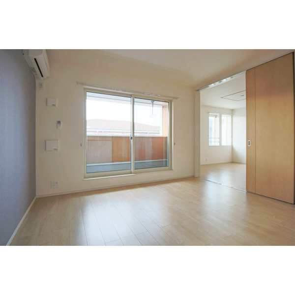 居室・リビング　同じ建物の別なお部屋