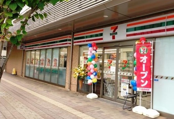 コンビニ　セブンイレブン小田急経堂テラスガーデン店（コンビニ）まで291m