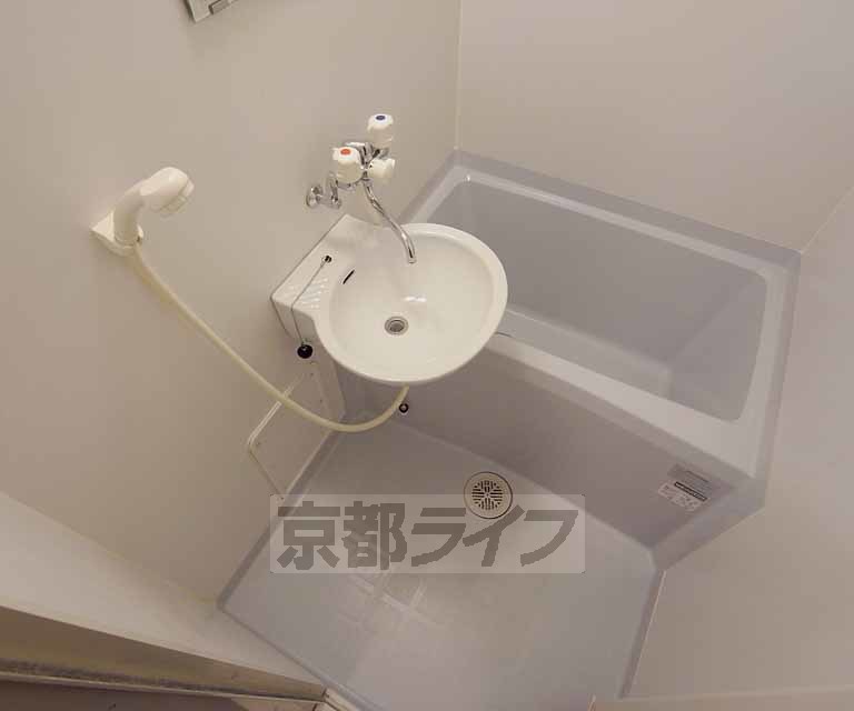 バス・シャワールーム　コンパクトで使いやすそうなお風呂ですね。