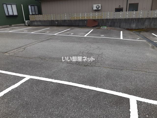 【サンライズ原の駐車場】