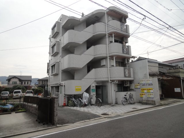 広島市安佐南区長束のマンションの建物外観