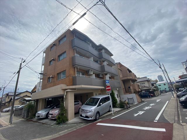 名古屋市千種区上野のマンションの建物外観