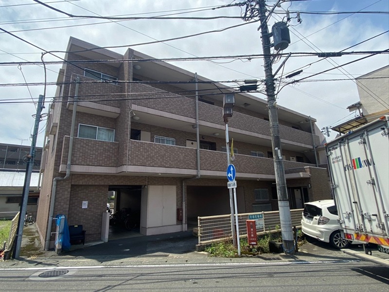 小田原市栢山のマンションの建物外観