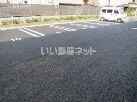 【パインヒルズ胡録台の駐車場】