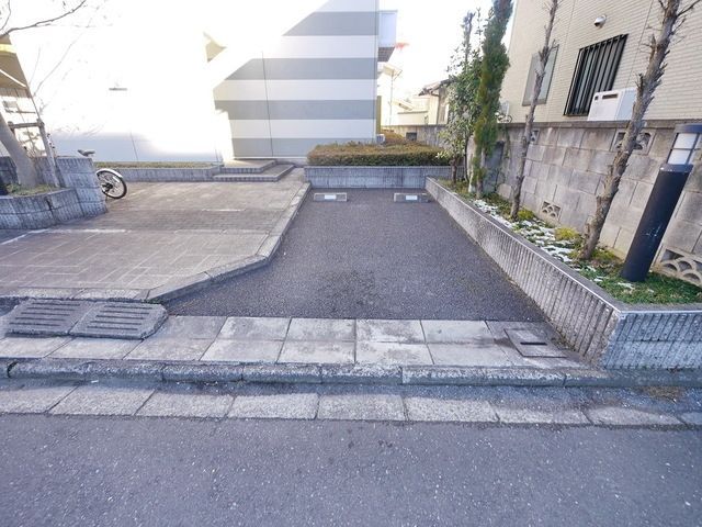 【飯能市栄町のアパートの駐車場】