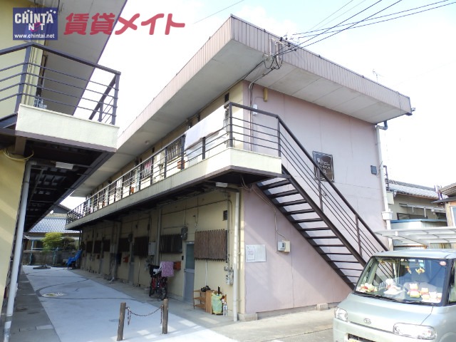 松阪市駅部田町のアパートの建物外観