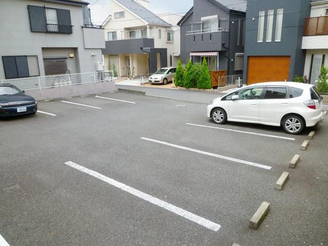 【狭山市入間川のマンションの駐車場】