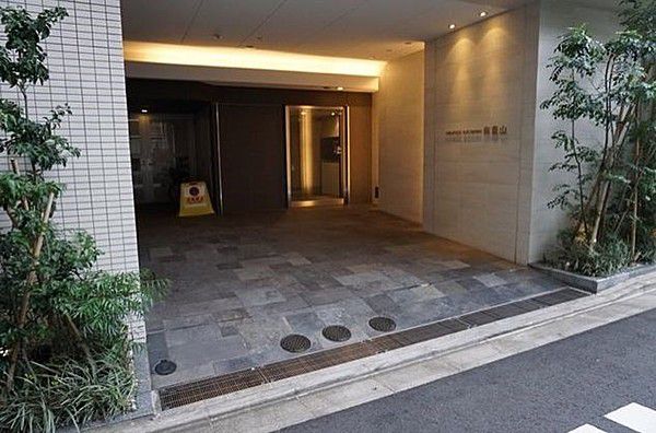 【港区南青山のマンションのエントランス】