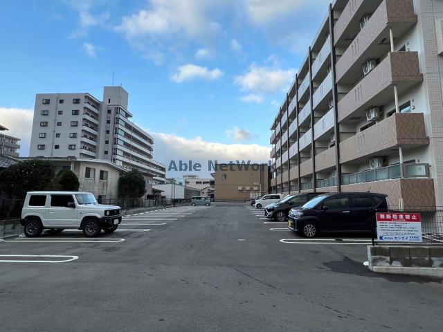 【都城市年見町のマンションの駐車場】