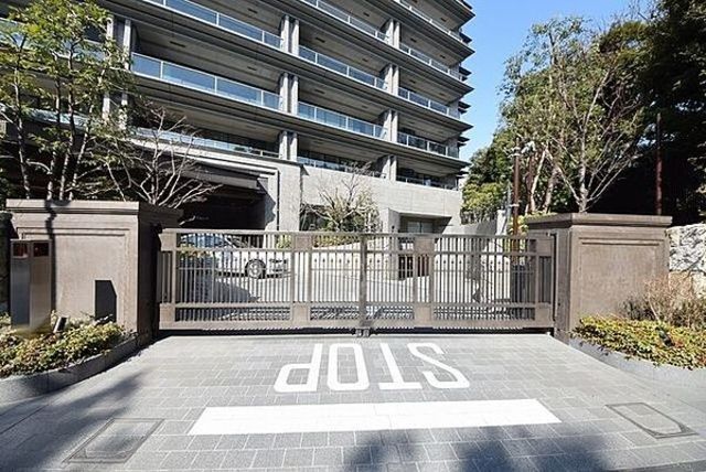 【千代田区三番町のマンションのエントランス】