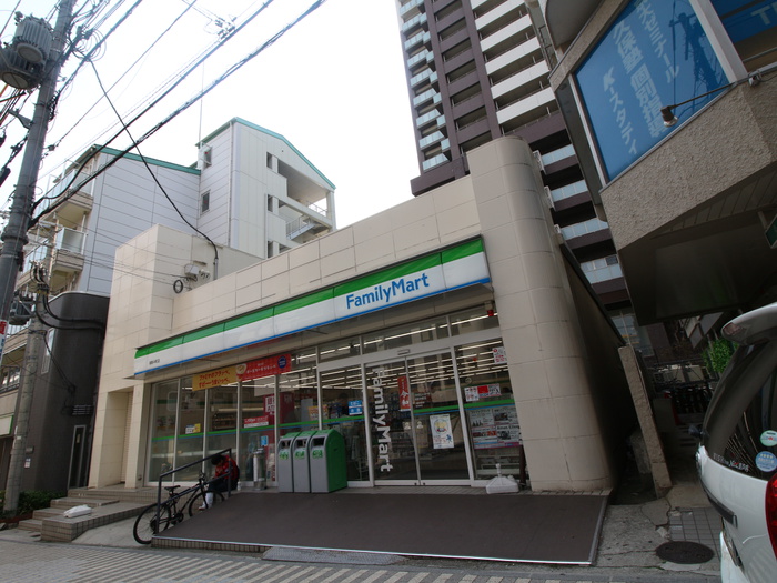 コンビニ　ファミリーマート（コンビニ）まで130m