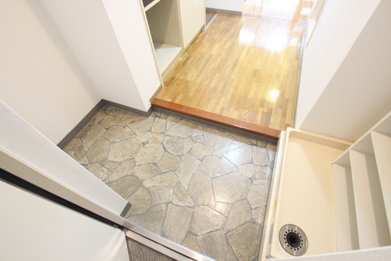 玄関　※写真は別号室です