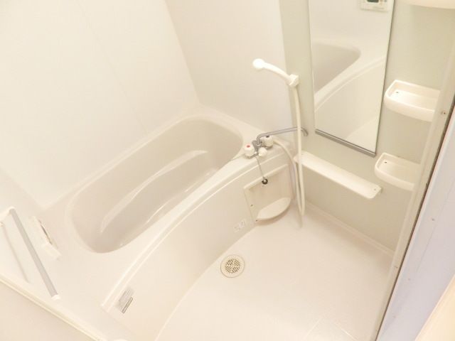 バス・シャワールーム　清潔感のあるバスルームです。