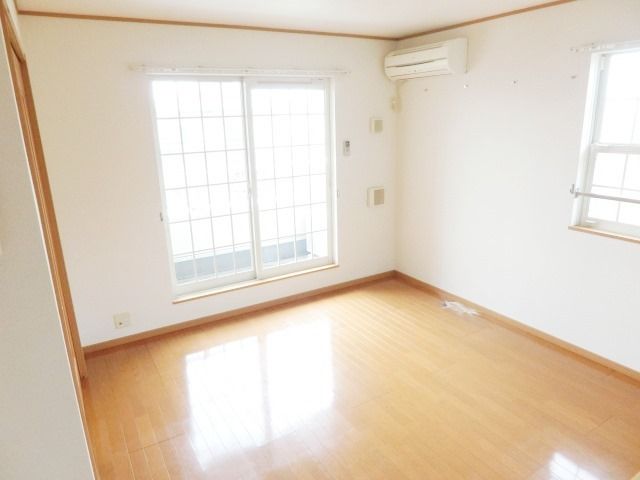 居室・リビング　2面採光で明るいお部屋です。