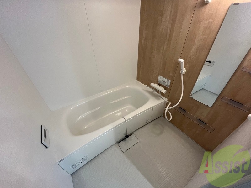 バス・シャワールーム　お風呂です。広々したバスでゆっくりくつろげます。