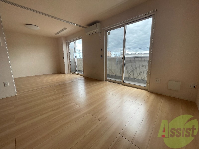 居室・リビング　リビングには大きい窓もあり風通しも良好です。