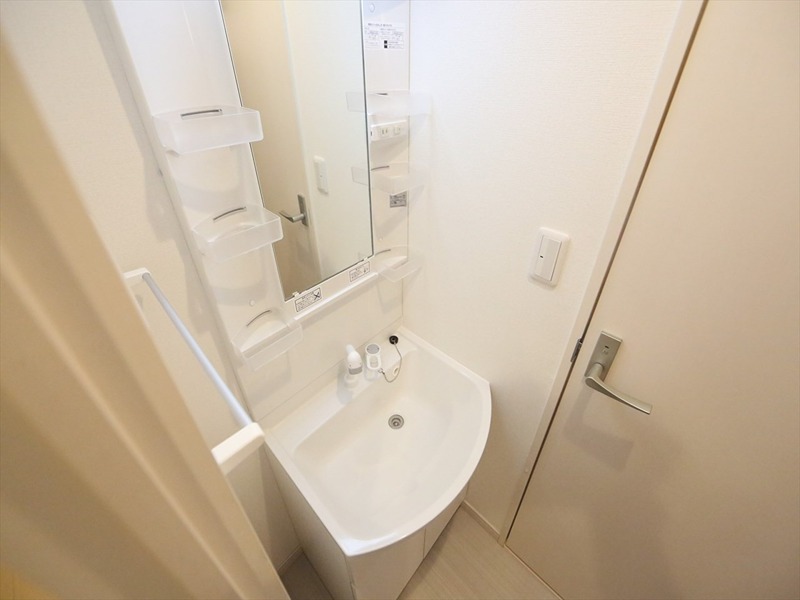 洗面設備　脱衣所　独立洗面台（シャンプードレッサー付）収納スペース有