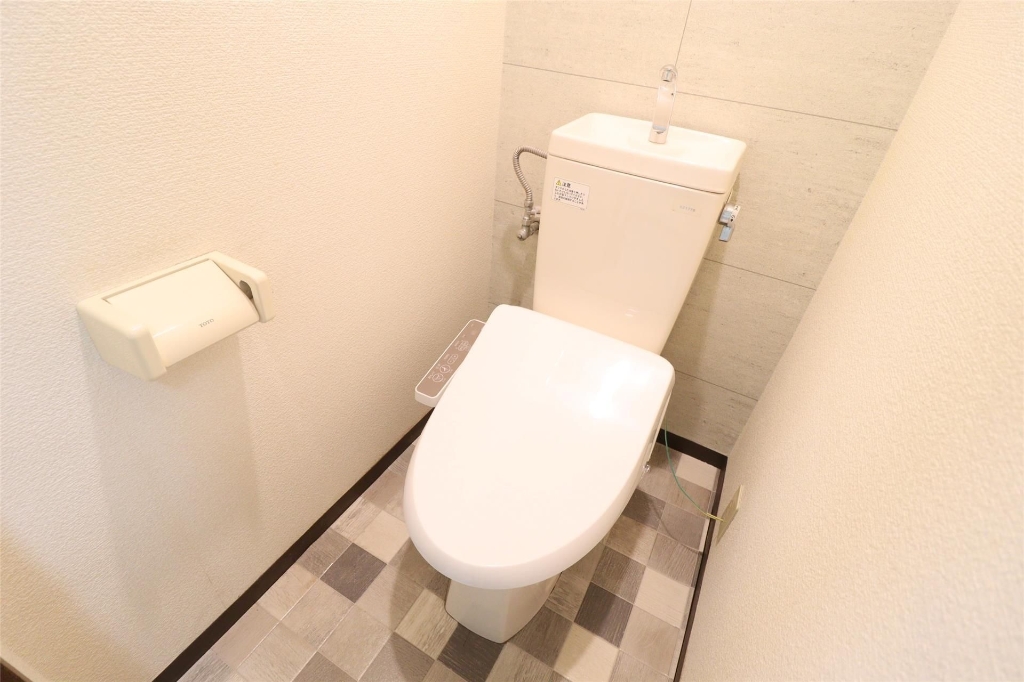 トイレ　※掲載写真は、同タイプの別部屋写真です。
