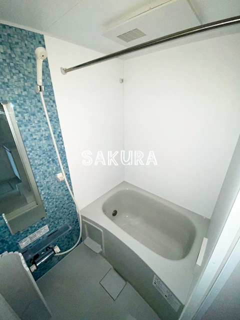 バス・シャワールーム　嬉しい追い焚き・浴室乾燥機付きです♪