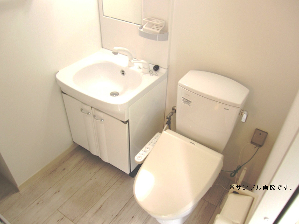 トイレ　温水洗浄便座付きのトイレです♪