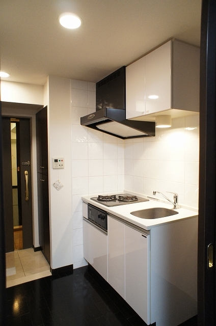 キッチン　効率的に調理できる清潔感のあるシステムキッチン