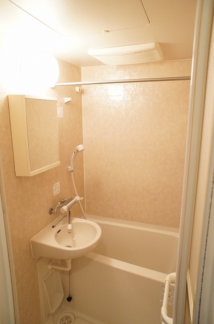 バス・シャワールーム　バストイレが別になっており清潔感のある水回り