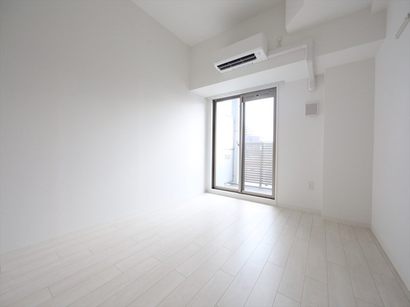 バルコニー　洋室8帖　エアコン完備　南面バルコニー