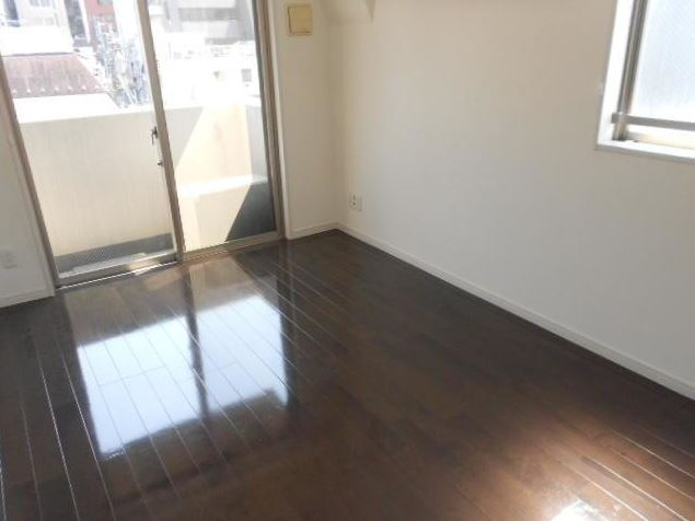 居室・リビング　日当たり良好な南西角部屋