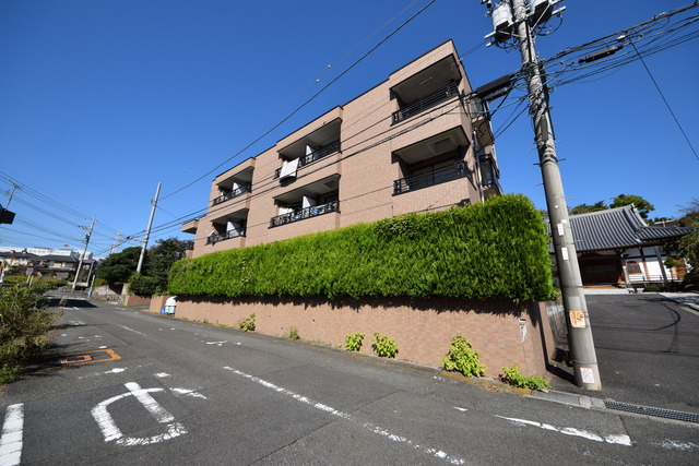 建物外観　★程よい緑に囲まれた、居心地の良い物件です★