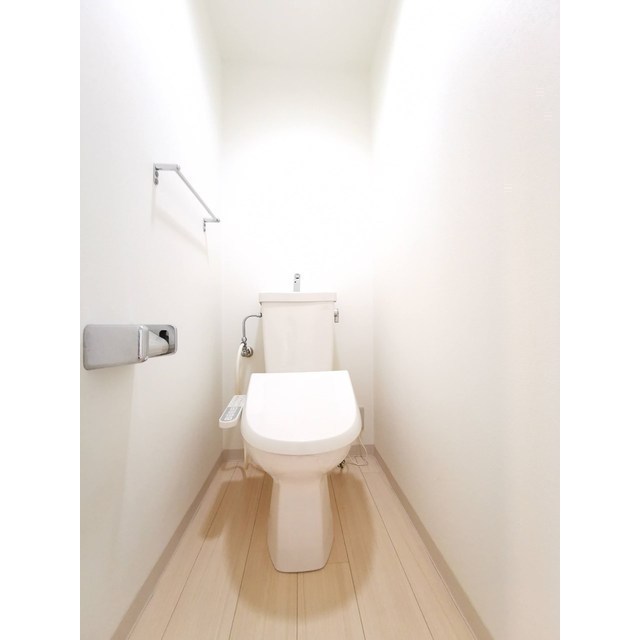 トイレ　別号室の写真です。