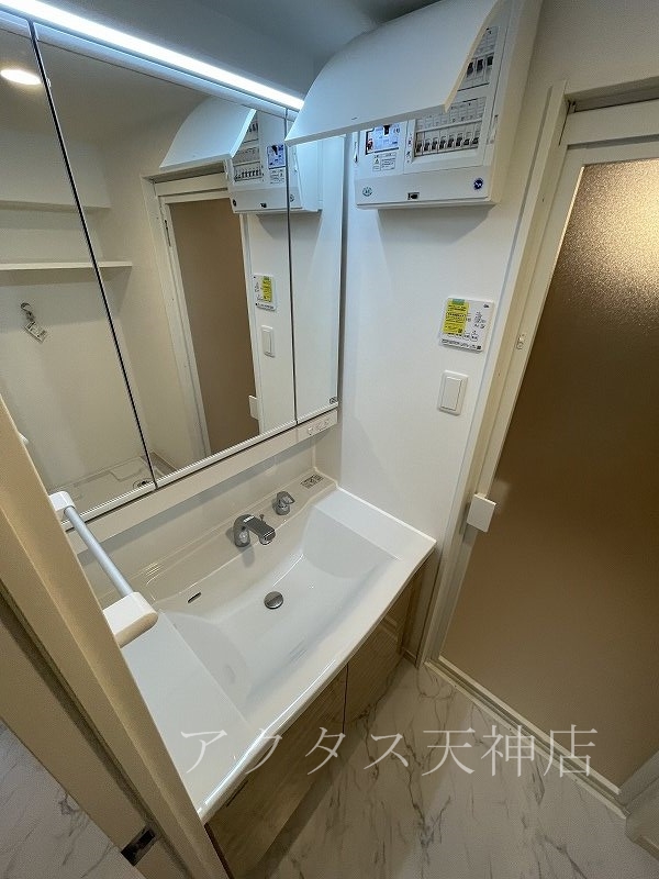 洗面設備　三面鏡です。