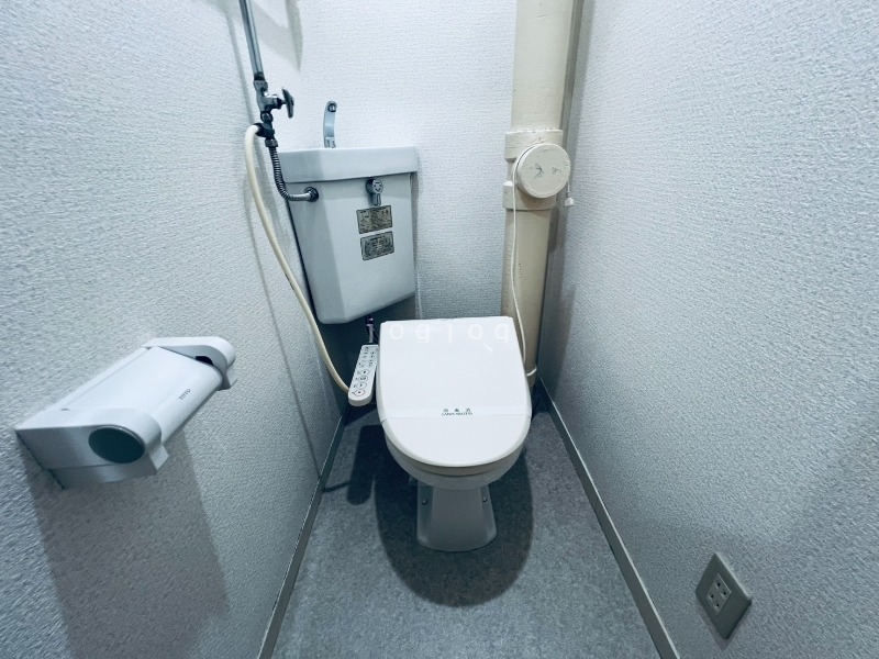 トイレ　嬉しい温水洗浄便座付きのトイレです。