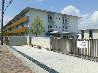 中学校　木津南中学校（中学校）まで550m