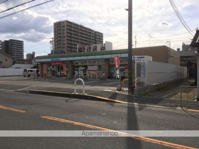 コンビニ　ファミリーマート（コンビニ）まで751m