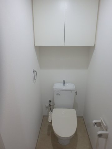 トイレ　トイレです。上部に収納ございます！