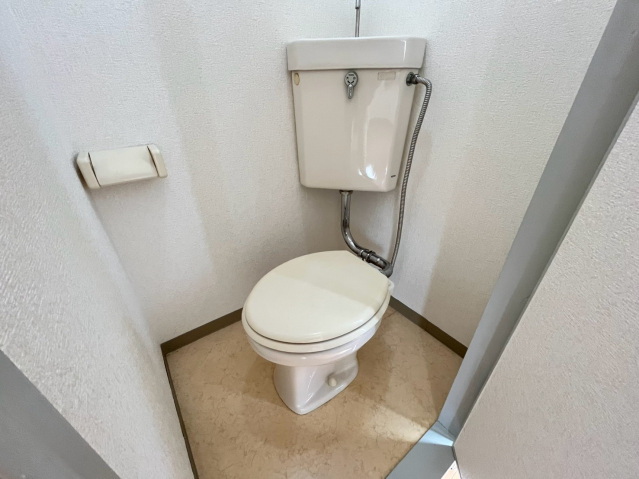 地下鉄谷町線 大日駅 徒歩13分 3階建 築32年のトイレ写真