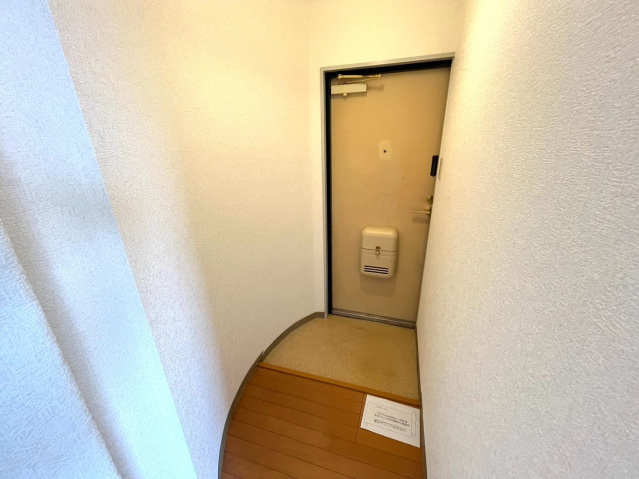 地下鉄谷町線 大日駅 徒歩13分 3階建 築32年の玄関写真