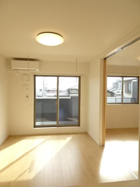 ＪＲ東海道本線 焼津駅 バス乗車時間：14分 最寄りバス停で下車 徒歩8分 2階建 築7年の居間写真