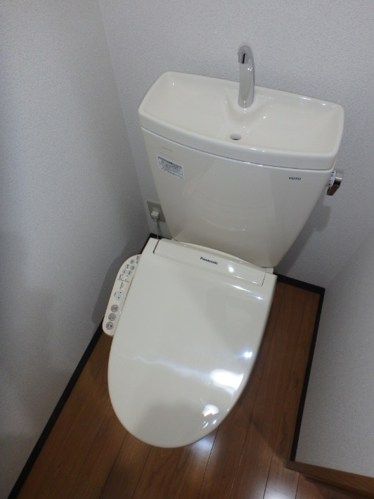 トイレ　落ち着いた色調のトイレです