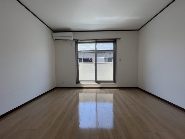 B s garden Higashikaizukaの居間写真