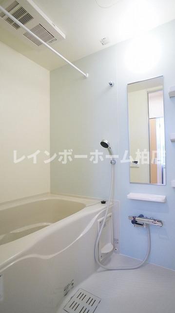 バス・シャワールーム　追い焚き機能・浴室乾燥機があります